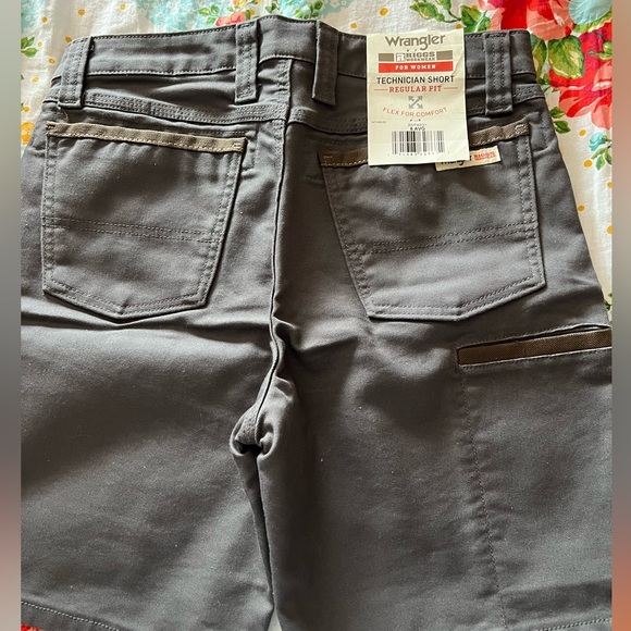 Wrangler work shorts size 6 Average - Picture 2 of 3